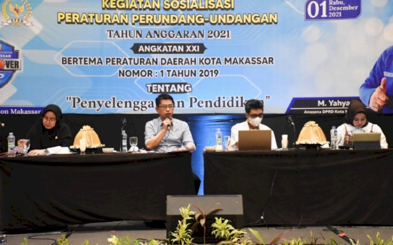 SOSIALISASI PERDA. Anggota DPRD Kota Makassar, M Yahya, melaksanakan sosialisasi Perda nomor 1 tahun 2019 tentang Penyelenggaraan Pendidikan di Hotel Dalton Makassar, Rabu (1/12/2021). foto: istimewa