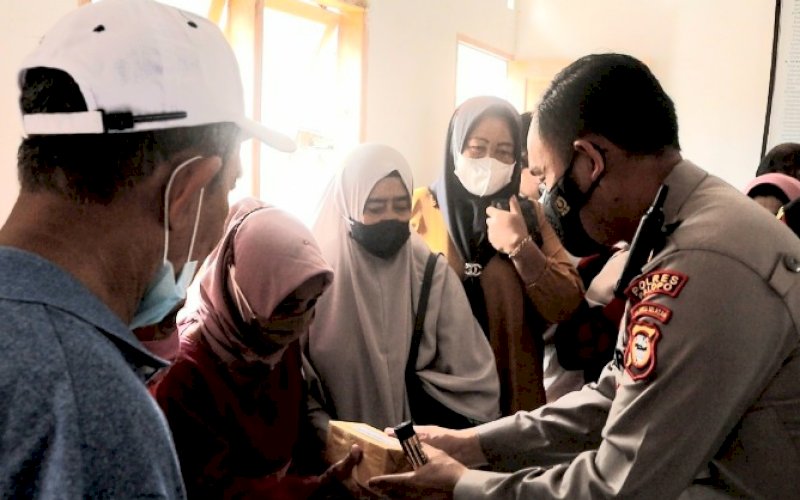 BERI HADIAH. Kapolres Palopo, AKBP Muh Yusuf Usman, menyerahkan hadiah kepada peserta vaksinasi, Sabtu (4/12/2021). foto: istimewa