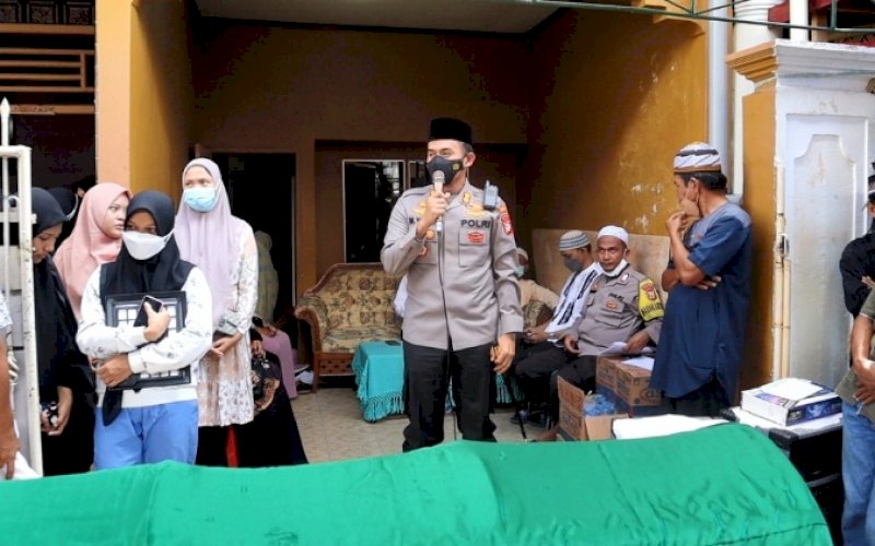 MELAYAT. Kapolres Palopo, AKBP Muh Yusuf Usman, meluangkan waktu melayat ke rumah warga yang meninggal dunia di BTN Hartaco, Kelurahan Benteng, Kecamatan Wara Timur, Kota Palopo, Sabtu (4/12/2021). foto: istimewa