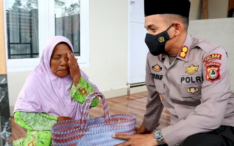 PEDULI DUAFA. Kapolres Palopo, AKBP Muh Yusuf Usman, mengunjungi dan menyalurkan bantuan kaum duafa di Kelurahan Temmalebba, Bara, Kota Palopo, Selasa (7/12/2021). foto: istimewa