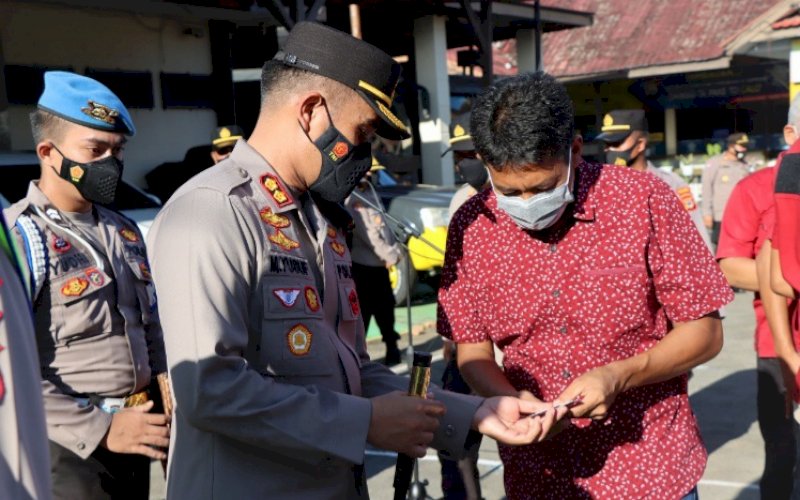 PEMERIKSAAN. Kapolres Palopo, AKBP Muh Yusuf Usman, melakukan pemeriksaan sikap tampang dan kelengkapan perorangan personel Polres Palopo, Kamis (9/12/2021). foto: istimewa