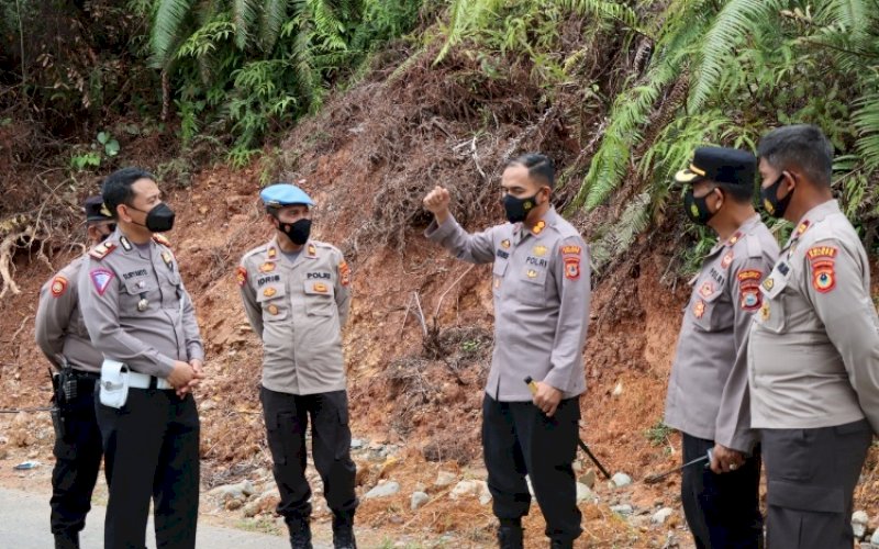 PENINJAUAN. Kapolres Palopo, AKBP Muh Yusuf Usman (tengah), meninjau lokasi titik longsor di poros Palopo-Toraja Utara di Jl Lasaktia Raja, Kelurahan Battang Kecamatan Wara Barat, Kota Palopo, Rabu (8/12/2021). foto: istimewa