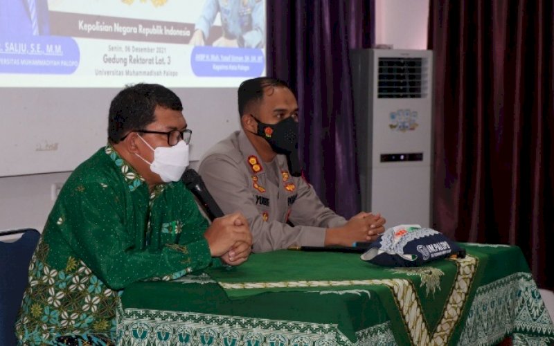 SILATURAHMI. Kapolres Palopo AKBP Muh Yusuf Usman (kanan) disambut Rektor Universitas Muhammadiyah Palopo DR Salju SE MM pada acara silaturahmi dengan Civitas Akademika Universitas Muhammadiyah Palopo di Lantai III Gedung Rektorat Kampus Universitas Muhammadiyah Palopo, Kota Palopo, Senin (6/12/2021). foto: istimewa