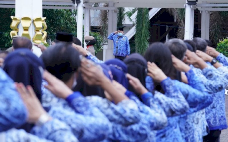 PIMPIN UPACARA. Sekda Provinsi Sulsel, Abdul Hayat Gani, memimpin upacara Hari Kesadaran Nasional 17 Januari 2022 di Lapangan Kantor Gubernur Sulsel, Senin (17/1/2022). foto: istimewa