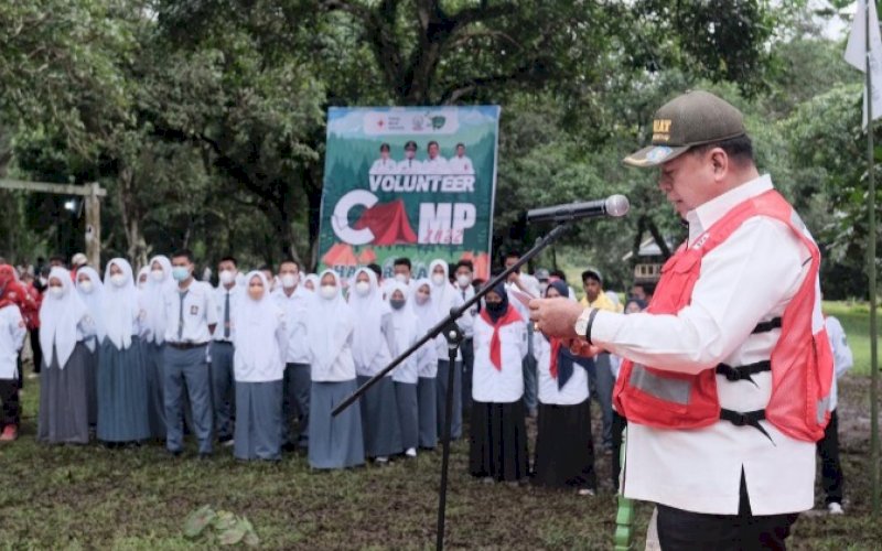 IRUP. Sekda Provinsi Sulsel, Abdul Hayat Gani, bertindak sebagai Inspektur Upacara (Irup) peringatan Hari Relawan PMI di Lapangan Sepakbola Puca', Kabupaten Maros, Jumat (21/1/2022). foto: istimewa