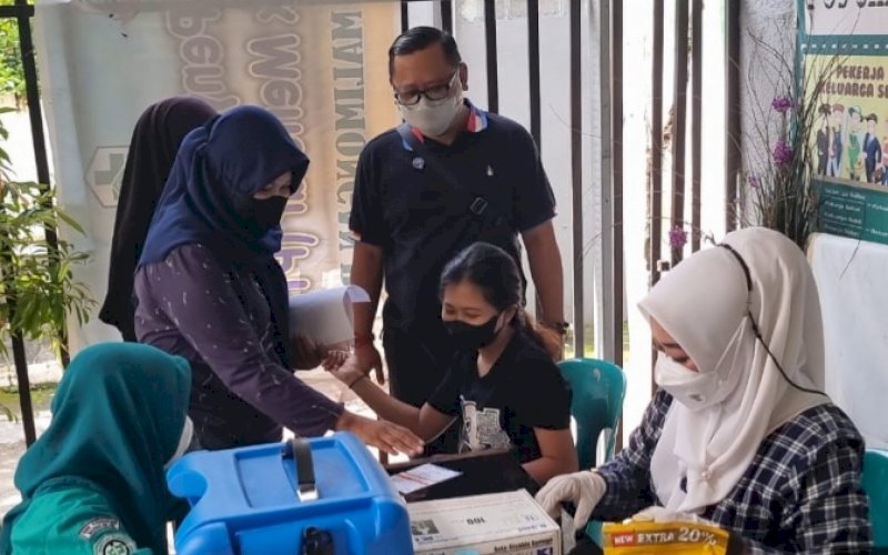 VAKSINASI. Lurah Timungan Lompoa, Adimitra Setyawan, turun langsung memantau pelaksanaan vaksinasi di PKM Malimongan Baru, Kecamatan Bontoala, Kota Makassar, Sabtu (29/1/2022). foto: istimewa