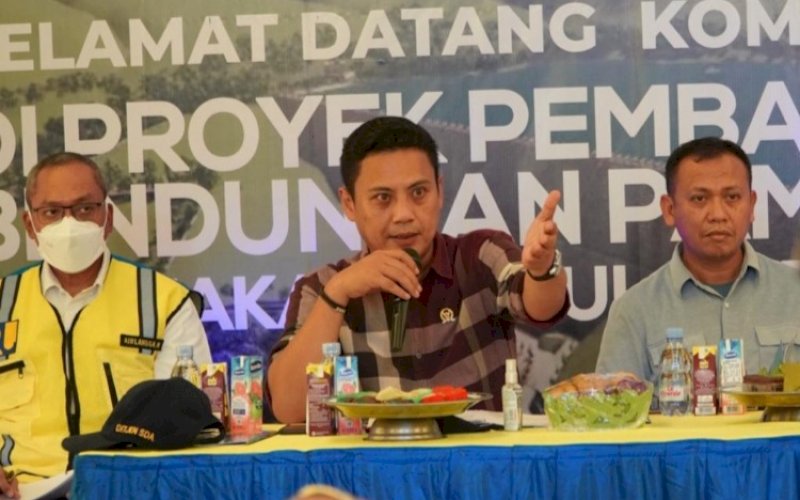 Andi Iwan Darmawan Aras (tengah). foto: istimewa