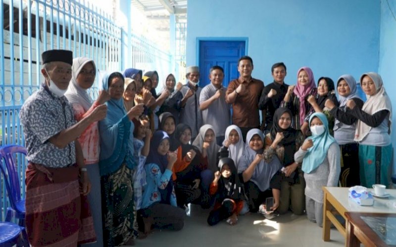 SILATURAHMI. Wakil Ketua Komisi V DPR RI, Andi Iwan Darmawan Aras (AIA), silaturahmi dengan warga Desa Langi, Kecamatan Bontocani, Kabuapten Bone, Sulsel, Sabtu (29/1/2022). foto: istimewa