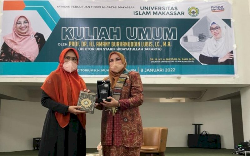 Rektor UIM DR Ir Hj Andi Majdah M Zain MSi (kiri) bersama Rektor UIN Syarif Hidayatullah Jakarta Prof DR Hj Amany Burhanuddin Lubis Lc MA. foto: istimewa