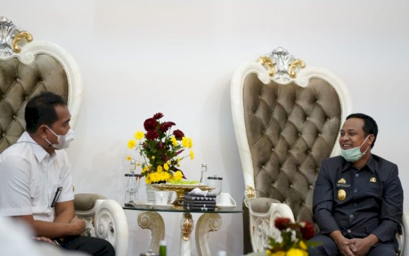 SILATURAHMI. Plt Gubernur Sulsel Andi Sudirman Sulaiman (kanan) menerima kunjungan silaturahmi Kepala BBWS Pompengan Jeneberang Djaya Sukarno di Rujab Wagub Sulsel, Kamis (13/1/2022). foto: istimewa