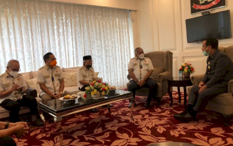 MELAPOR. Ketua KONI Sulsel Ellong Tjandra bersama rombongan menemui Plt Gubernur Sulsel Andi Sudirman Sulaiman melaporkan rencana Musorprov KONI Sulsel yang rencananya akan dilaksanakan Maret 2022 mendatang di Ruang Kerjanya, Kamis (13/1/2022). foto: istimewa