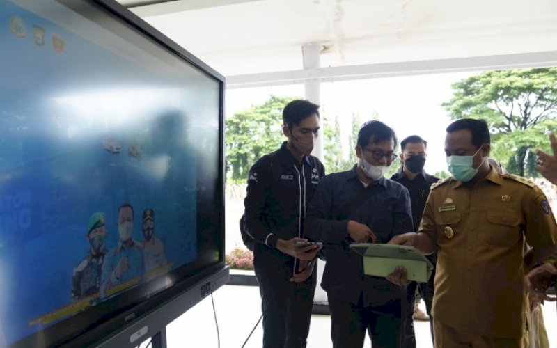 PENGUNDIAN. Plt Gubernur Sulsel, Andi Sudirman Sulaiman, telah melakukan pengundian untuk peraih hadiah 'Gebyar Hadiah Sulsel Kebut Vaksinasi' usai apel pagi di Lapangan Upacara Kantor Gubernur Sulsel, Senin (3/1/2022). foto: istimewa