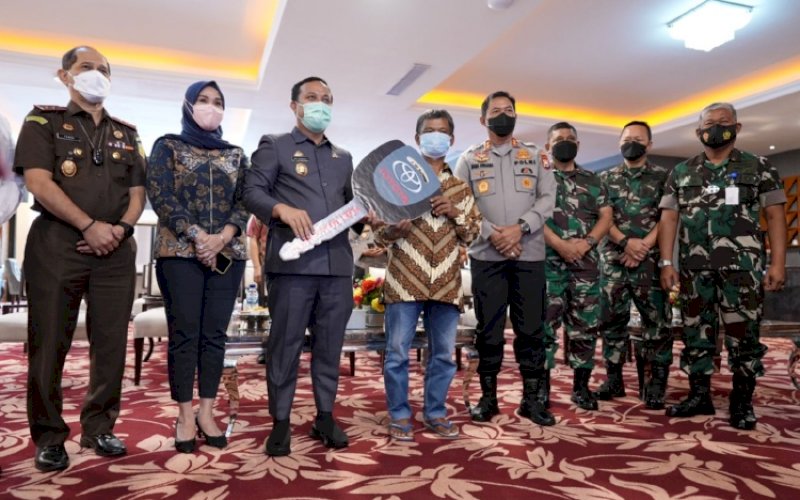 PENYERAHAN. Plt Gubernur Sulsel Andi Sudirman Sulaiman menyerahkan hadiah utama satu unit mobil Gebyar Hadiah Sulsel Kebut Vaksinasi yang dilaksanakan Pemprov Sulsel kapada Amos Mili, warga asal Kelurahan Nanggala Sangpiak Salu, Kecamatan Naggala, Kabupaten Toraja Utara di Kantor Gubernur Sulsel, Kamis (13/1/2022). foto: istimewa