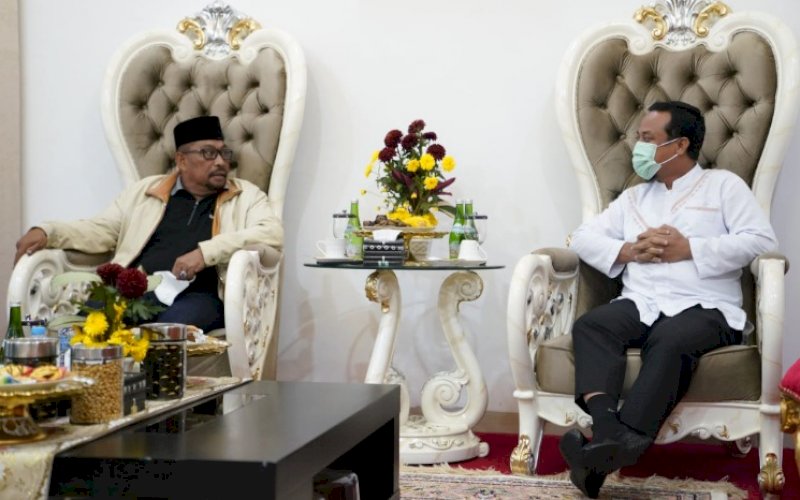 SAMBUTAN. Plt Gubernur Sulsel Andi Sudirman Sulaiman (kanan) menerima kunjungan kerja Gubernur Maluku Irjen Pol (Purn) Murad Ismail dan rombongan di Rumah Jabatan Wakil Gubernur Sulsel, Jl Yusuf Daeng Ngawing, Kota Makassar, Jumat (21/1/2021) lalu. foto: istimewa