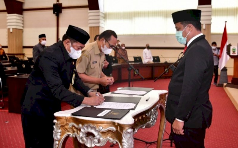 PELANTIKAN. Plt Gubernur Sulsel, Andi Sudirman Sulaiman, melakukan pengambilan sumpah dan janji serta pelantikan pejabat di Ruang Rapat Pimpinan Kantor Gubernur Sulsel, Jumat (31/12/2021). foto: istimewa