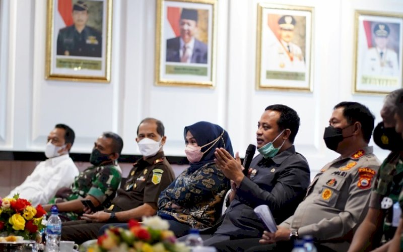 RAKOR. Plt Gubernur Sulsel, Andi Sudirman Sulaiman, melakukan Rakor dalam rangka penanganan Covid-19 melalui program percepatan vaksinasi untuk memenuhi target 100 persen di Baruga Lounge Kantor Gubernur Sulsel, Kamis (13/1/2022). foto: istimewa