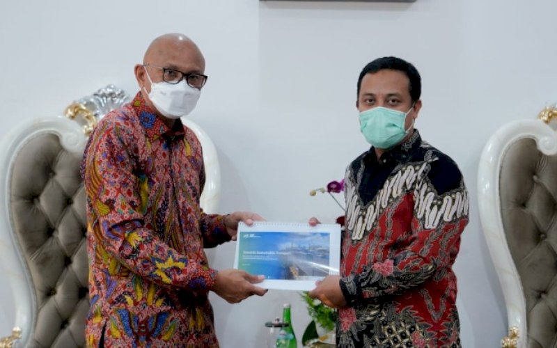 CENDERAMATA. Plt Gubernur Sulsel Andi Sudirman Sulaiman (kanan) bertukar cenderamata dengan Direktur Utama PT MRT Jakarta William Sabandar di Rumah Jabatan Wakil Gubernur Sulsel, Sabtu (29/1/2022). foto: istimewa