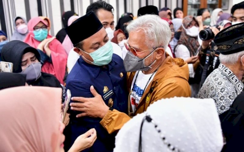 DUKA CITA. Plt Gubernur Sulsel Andi Sudirman Sulaiman menyampaikan duka cita yang mendalam atas meninggalnya istri dari Yanuar Fachruddin, Andi Delima Fatahuddin, Senin (10/1/2022). foto: istimewa