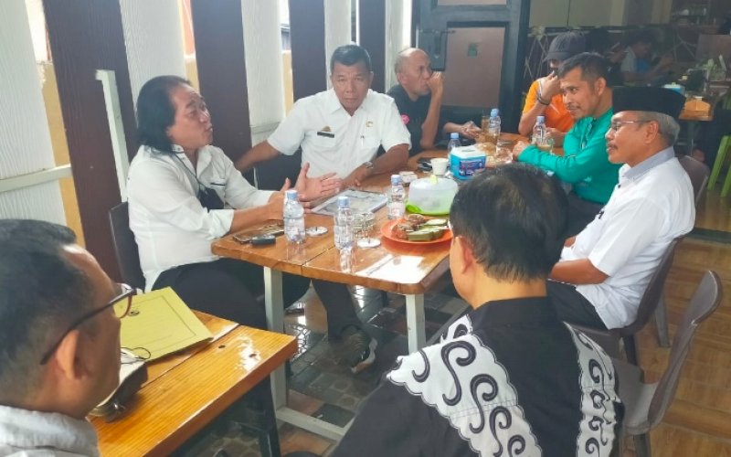 BAHAS FILM. Produser film berjudul Once Upon A Time In Pinisi Setiabudi Andi Cella Nurdin bersama rekan-rekan menemui langsung Bupati Bulukumba Andi Muchtar Ali Yusuf sebuah warkop di Kota Bulukumba, Jumat (21/1/2022) lalu. foto: istimewa