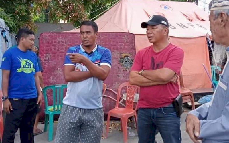 PEDULI. Bupati Bulukumba, Andi Muchtar Ali Yusuf (baju merah), mengunjungi warga yang menjadi korban kebakaran di bilangan Jl Bung Tomo, samping Kantor BRI Cabang Bulukumba, Minggu (30/1/2022). foto: istimewa