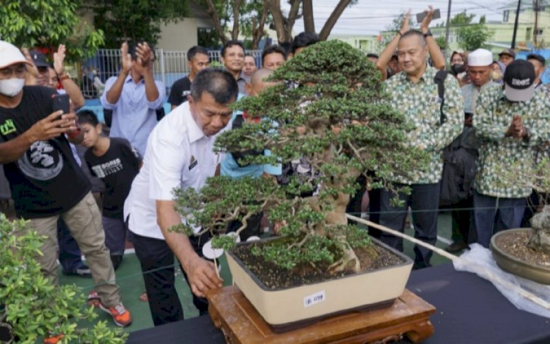 PAMERAN BONSAI. Bupati Bulukumba, Andi Muchtar Ali Yusuf, mengunjungi sekaligus membuka Pameran dan Kontes Bonsai Nasional di Gelanggang Olahraga Remaja (GOR) Matajang, Kamis (27/1/2022). foto: istimewa