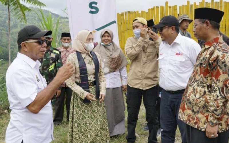 LAUNCHING. Bupati Bulukumba Andi Muchtar Ali Yusuf (kiri) mendampingi Pimpinan Baznas RI Saidah Sakwan (kedua kiri) melaunching Kelompok Tani Tabbuakang di Desa Kahayya, Kecamatan Kindang, Kabupaten Bulukumba, Sulsel di tempat wisata Puncak Donggia, Kamis (27/1/2022). foto: istimewa