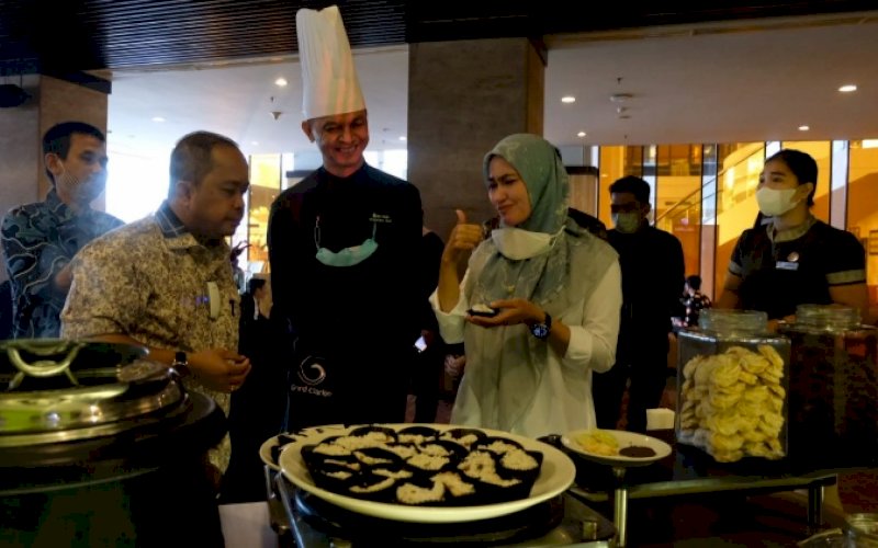 FOOD PROMO. General Manager Claro Makassar Anggiat Sinaga mendampingi Bupati Luwu Utara Indah Putri Indriani pada Food Promo di Claro Makassar, Sabtu (15/1/2022). foto: istimewa