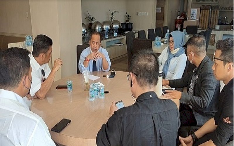 SINERGI BISNIS. Ketua PHRI Sulsel Anggiat Sinaga menerima kunjungan Pejabat Direksi PD RPH Makassar Syafrullah di Hotel Almadera Makassar, Kamis (6/12/2021). foto: istimewa