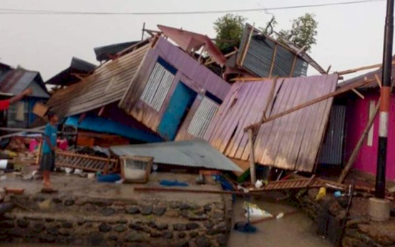 TERDAMPAK BENCANA. Kondisi sejumlah rumah warga yang terdampak bencana angin puting beliung di Kabupaten Luwu, Sabtu (8/1/2022) sore. foto: istimewa