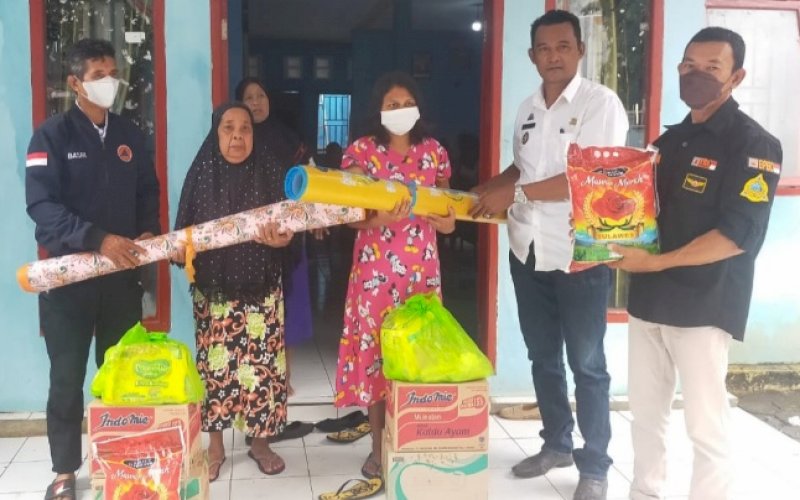 BANTUAN. Pemprov Sulsel menyalurkan bantuan logistik bufferstock BPBD Provinsi Sulsel yang dilakukan BPBD Kabupaten Takalar kepada korban angin puting beliung di beberapa desa yang tersebar di berbagai kecamatan, Rabu (19/1/2022). foto: istimewa