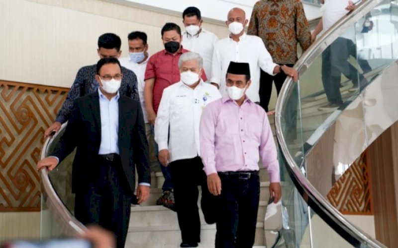 PERTEMUAN. Gubernur DKI Jakarta Anies Baswedan bersama Andi Amran Sulaiman usai melakukan pertemuan di AAS Building, Jl Urip Sumoharjo, Kota Makassar, Sabtu (22/1/2022). foto: istimewa