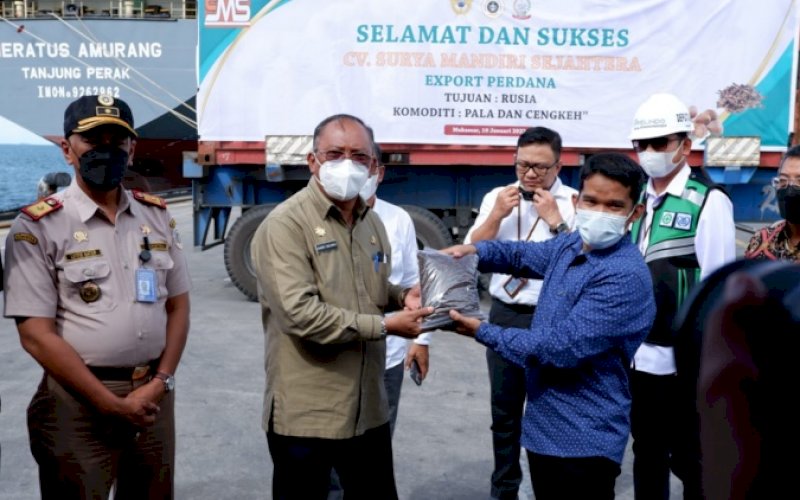 EKSPOR. Kepala Dinas Perdagangan Sulsel, Ashari F Radjamilo, saat melepas ekspor perdana 2022 di Terminal Peti Kemas Pelabuhan Laut Soekarno-Hatta, Makassar, Senin (10/1/2022). foto: istimewa
