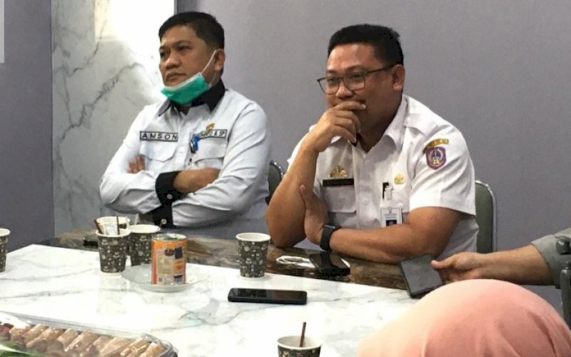 BERI KETERANGAN. Plt Kepala Biro Pengadaan Barang dan Jasa Pemprov Sulsel Asrul Sani (kanan) didampingi Kepala Diskominfo-SP Provinsi Sulsel Amson Padolo memberikan penjelasan saat ngopi bareng dengan wartawan di Press Room Kantor Gubernur Sulsel, Rabu (26/1/2022). foto: istimewa