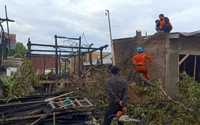 BANTUAN. Tim BPBD Provinsi Sulsel turun memantu dan menyerahkan bantuan logistik kepada warga korban kebakaran di Jl Jenderal Sudirman, Kecamatan Ujung Bulu, Kabupaten Bulukumba, melalui Tim BPBD Kabupaten Bulukumba, Sabtu (29/1/2022). foto: istimewa