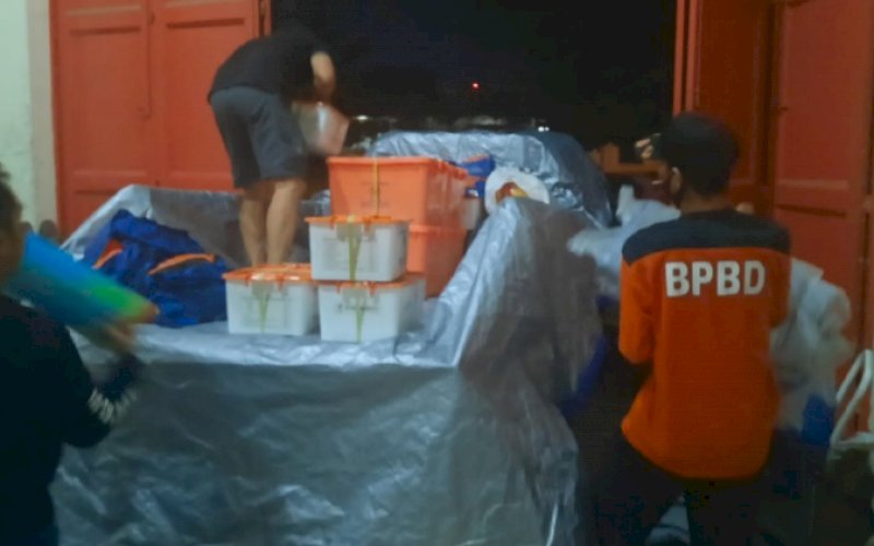 BANTUAN. BPBD Provinsi Sulsel mempersiapkan penyaluran bantuan logistik untuk korban terdampak kebakaran di Kabupaten Bantaeng, Kamis (27/1/2022). foto: istimewa