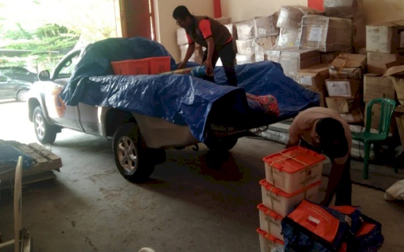 BANTUAN. Tim BPBD Provinsi Sulsel mempersiapkan bantuan yang akan disalurkan kepada korban kebakaran di RT 01, Kelurahan Mangkoso, Kecamatan Soppeng Riaja, Kabupaten Barru, Senin (10/1/2022). foto: istimewa