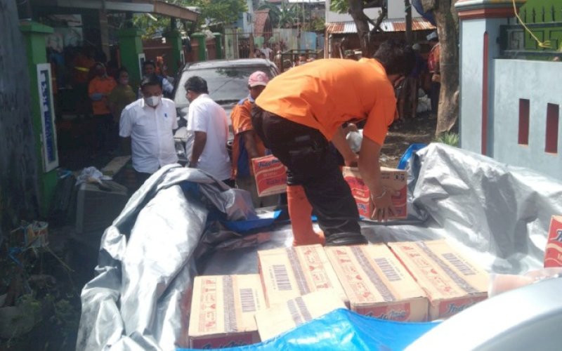 BANTUAN. BPBD Provinsi Sulsel menyalurkan bantuan untuk korban kebakaran di di Jalan Muh Yamin Baru, Kelurahan Bara-baraya Timur, Kecamatan Makassar, Kota Makassar, Rabu (5/1/2022). foto: istimewa