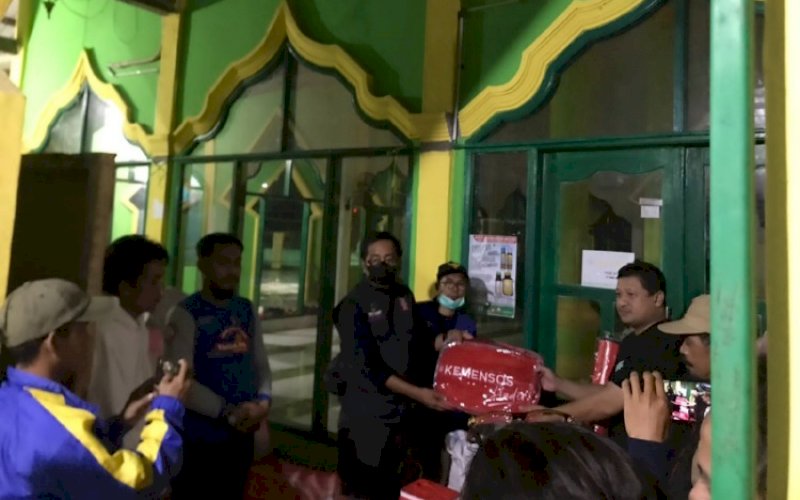 BANTUAN. Dinas Sosial Provinsi Sulsel dan Badan Penanggulangan Bencana Daerah Provinsi Sulsel menyalurkan bantuan kepada korban banjir di dua wilayah di Kota Makassar, yakni Perumahan BTN Kodam III, Kelurahan Katimbang, Kecamatan Biringkanaya dan Kelurahan Manggala, Kecamatan Manggala, Jumat (21/1/2022) dini hari. foto: istimewa
