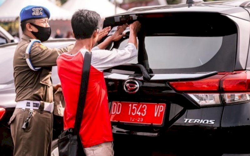 CEK FISIK. Bapenda Kota Makassar melakukan pengecekan fisik kendaraan dinas dalam lingkup Bapenda Makassar di Lapangan Karebosi Makassar, Sabtu (22/1/2022). foto: istimewa