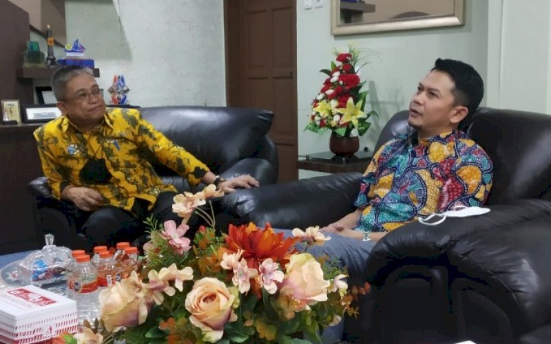 PERTEMUAN. Penjabat Direksi PDAM Makassar Beni Iskandar (kiri) bertemu dengan Penjabat Direksi PD Parkir Kota Makassar Andi Fadly Ferdiansyah Darwis, Kamis (27/1/2022). foto: istimewa