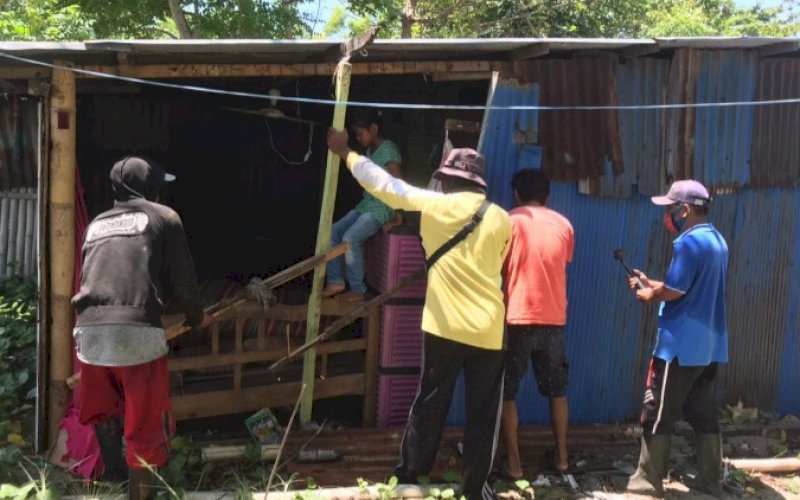 PEMBONGKARAN. Sejumlah warga yang sehari-hari bermukim di seputaran pesisir kawasan Pantai Merpati, Kecamatan Ujung Bulu, Kabupaten Bulukumba rela membongkar sendiri rumahnya, Sabtu (8/1/2022). foto: istimewa