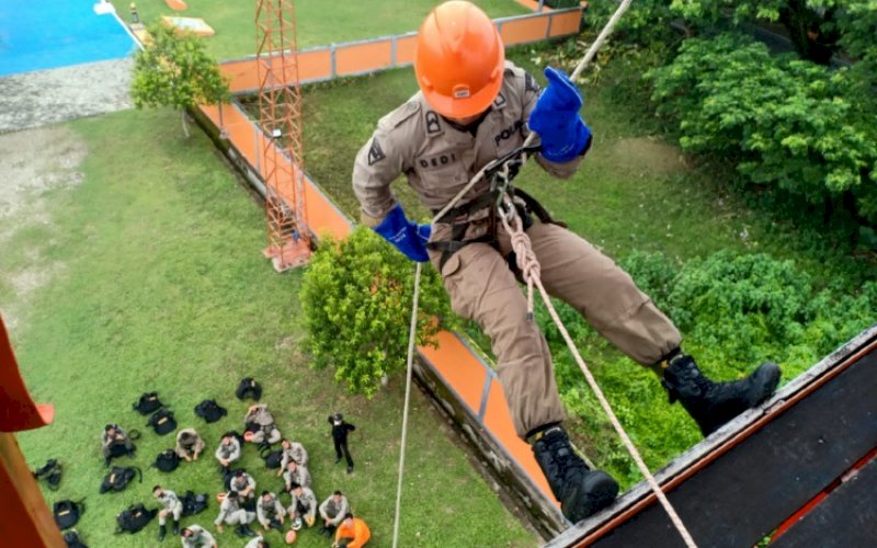 LATIHAN BERSAMA. Batalyon C Pelopor Brimob Polda Sulsel bersinergi dengan Basarnas Bone melalui latihan bersama, Selasa (11/1/2021). foto: istimewa
