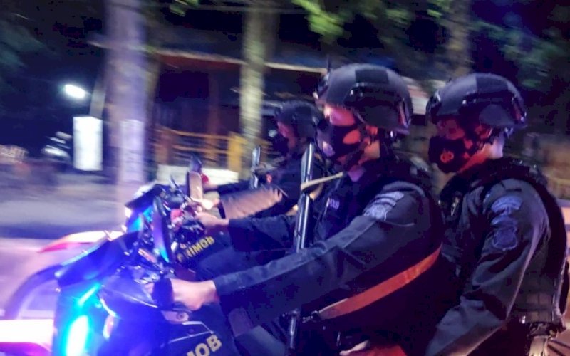 OPERASI YUSTISI. Personel Batalyon C Pelopor Satbrimob Polda Sulsel bersenjata lengkap mengikuti Patroli Yustisi Gabungan, Sabtu (29/1/2022) malam. foto: istimewa