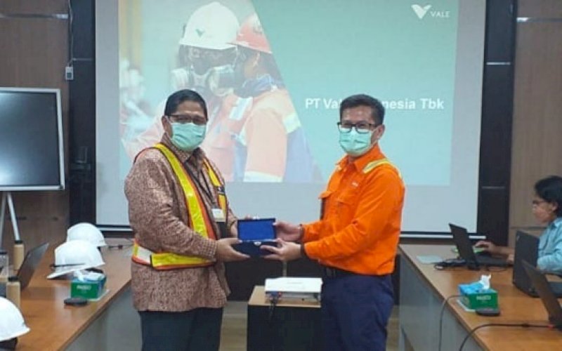 KUNJUNGAN. Kepala Bank Indonesia (BI) Sulawesi Selatan, Causa Imam Karana (kiri), saat melakukan kunjungan ke area process plant, mining dan lahan pascatambang di Sorowako, Luwu Timur, Kamis (20/1/2022). foto: istimewa