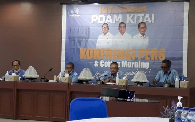 COFFEE MORNING. Penjabat Direksi Perumda Air Minum Kota Makassar Beni Iskandar (kedua kanan) didampingi dua direksi lainnya Asdar Ali dan Arifuddin Hamarung, serta Kabag Humas Muh Idris saat Coffee Morning bersama media di Kantor Perumda Air Minum Kota Makassar, Selasa (18/1/2022). foto: istimewa