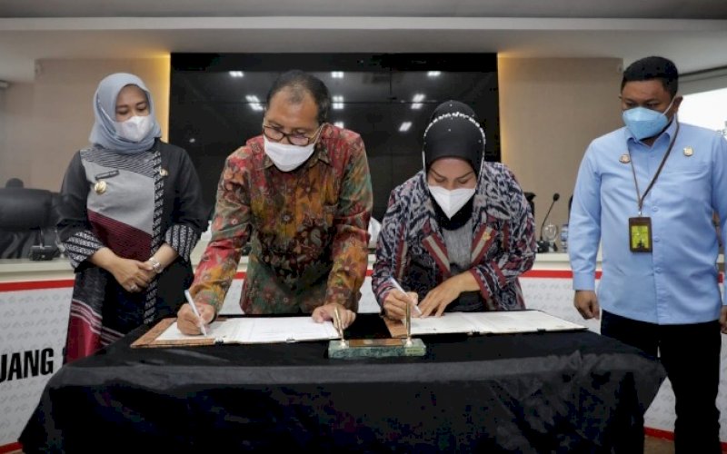 MOU. Wali Kota Makassar Moh Ramdhan Pomanto bersama Kajari Makassar Andi Sundari menandatangani perjanjian kerja sama (Memorandum of Understanding/MoU) penanganan bidang hukum perdata dan tata usaha negara di ruang Sipakalebbi Kantor Balai Kota Makassar, Kamis (13/1/2022). foto: istimewa