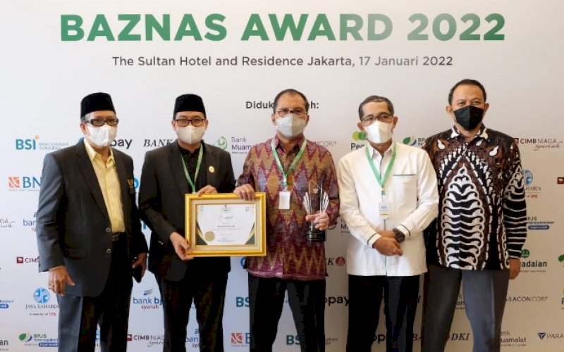 BAZNAS AWARD. Wali Kota Makassar, Moh Ramdhan Pomanto, dianugerahi penghargaan Baznas Award 2022 sebagai Wali Kota Pendukung Gerakan Zakat Indonesia oleh Baznas di Golden Ballroom, The Sultan Hotel and Residence Jakarta, Senin (17/1/2022). foto: istimewa