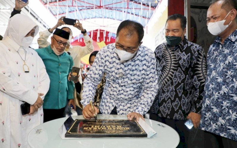 PERESMIAN. Wali Kota Makassar, Moh Ramdhan Pomanto, meresmikan Rumah Makan (RM) Harumi yang terletak di Jl Pettarani, Kota Makassar, Minggu (9/1/2022). foto: istimewa