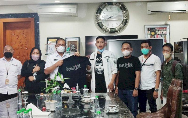 SILATURAHMI. Wali Kota Makassar, Moh Ramdhan Pomanto, menerima kunjungan silaturahmi tim Produksi Film Badik di kediaman pribadinya, Jl Amirullah, Kota Makassar, Rabu (12/1/2022). foto: istimewa