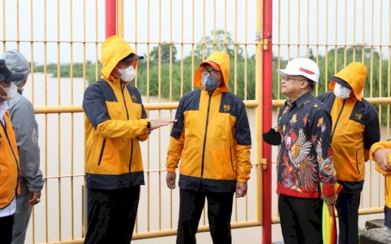 PENINJAUAN. Wali Kota Makassar Moh Ramdhan Pomanto bersama Kepala BBWS Pompengan Jeneberang Djaya Sukarno turun langsung memantau Kolam Regulasi Nipa-nipa sebagai kolam reduksi banjir yang ada di Sungai Tallo, Kamis (20/1/2022). foto: istimewa